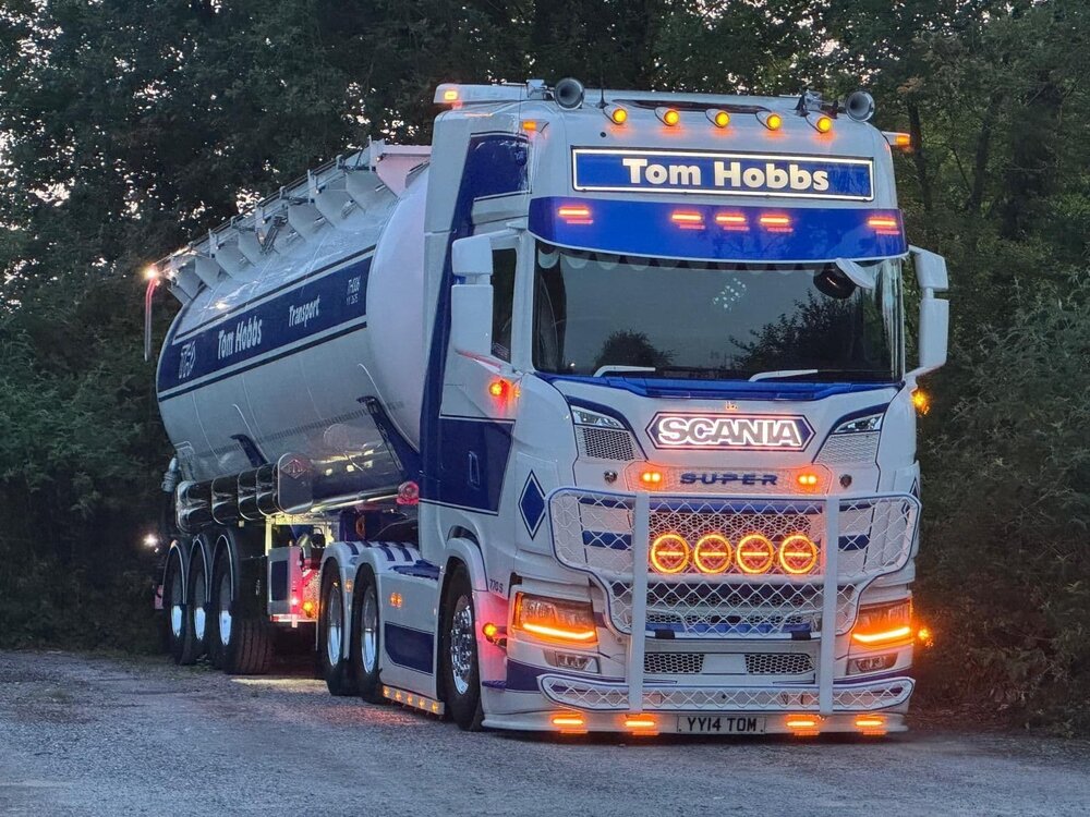 WSI WSI Scania S770 6x2 met 3-as silo oplegger TOM HOBBS