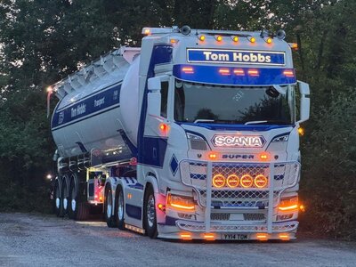WSI WSI Scania S770 6x2 met 3-as silo oplegger TOM HOBBS
