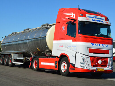 WSI WSI Volvo FH Aero Globetrotter XL 4x2 with 3-axle tank trailer WETTER