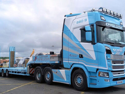 WSI WSI Scania S Highline 6x2 met 4-assige dieplader + oprijplaten CEPELLUDO