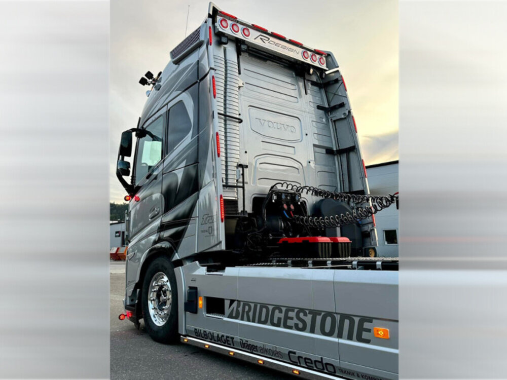 WSI WSI Volvo FH5 Globetrotter XL 6x2 TANK CARGO