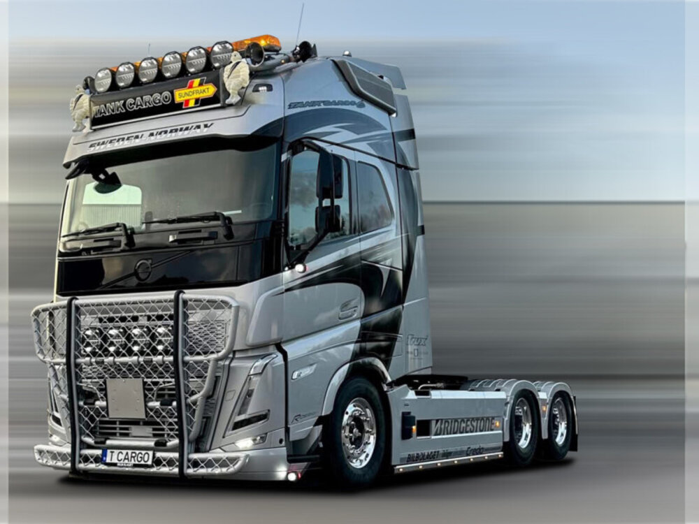 WSI WSI Volvo FH5 Globetrotter XL 6x2 TANK CARGO