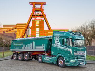 WSI WSI DAF XG  4x2  with 3-axle non steering tipper trailer SAUERBAUM