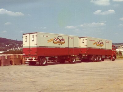 Tekno Tekno Volvo F89 rigid truck with 2-axle trailer VAN DAALEN