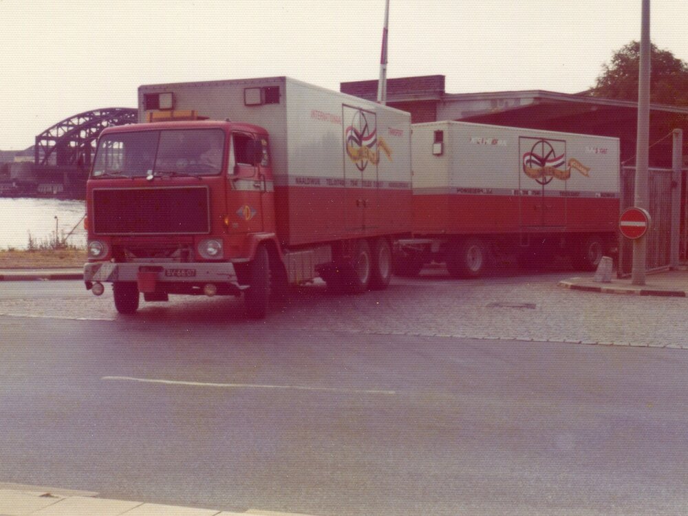 Tekno Tekno Volvo F89 rigid truck with 2-axle trailer VAN DAALEN