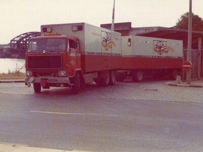 Tekno Tekno Volvo F89 rigid truck with 2-axle trailer VAN DAALEN