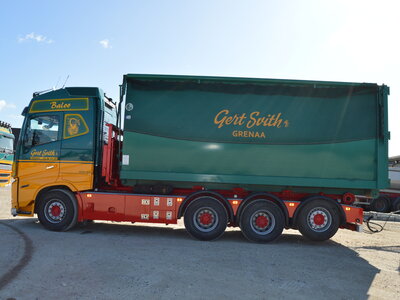 Tekno Tekno Volvo FH05 Globetrotter 8x4 haakarm combi GERT SVITH