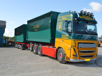 Tekno Tekno Volvo FH05 Globetrotter 8x4 hooklift combi GERT SVITH