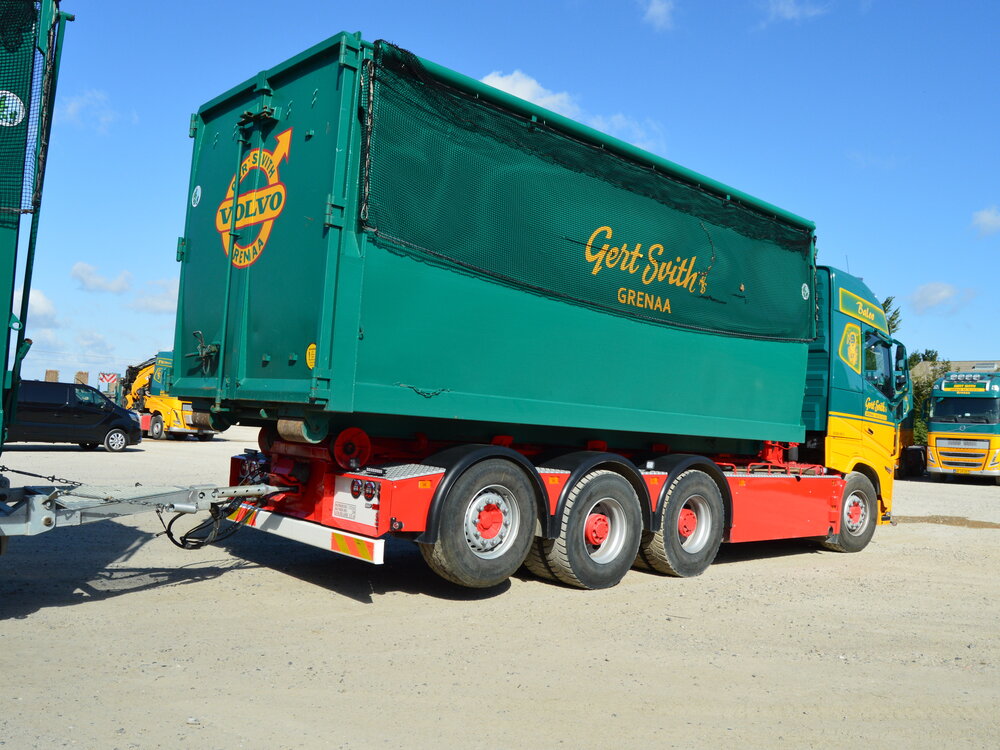 Tekno Tekno Volvo FH05 Globetrotter 8x4 hooklift combi GERT SVITH