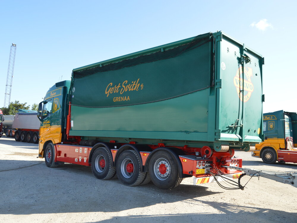 Tekno Tekno Volvo FH05 Globetrotter 8x4 hooklift combi GERT SVITH