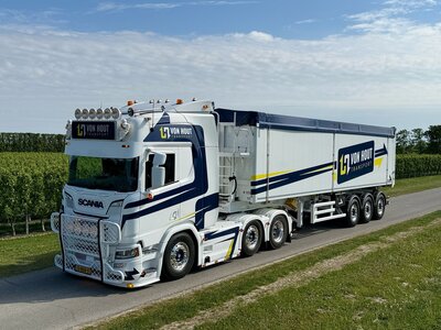 Tekno Tekno Scania NGR 6x2 met 3-assige Stas Kieper VON HOUT TRANSPORT