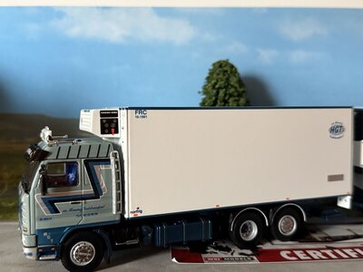 WSI WSI Scania 143M streamline motorwagen met 3-as aanhanger HGT