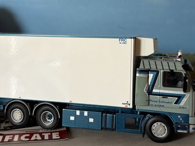 WSI WSI Scania 143M streamline motorwagen met 3-as aanhanger HGT