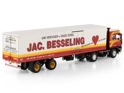 WSI WSI DAF 3300 Space Cab 4x2 met classic 2-as box trailer DRIEBAN