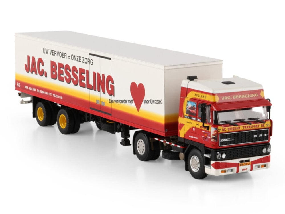 WSI WSI DAF 3300 Space Cab 4x2 met classic 2-as box trailer DRIEBAN