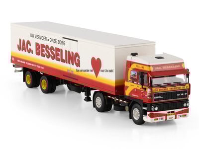 WSI WSI DAF 3300 Space Cab 4x2 met classic 2-as box trailer DRIEBAN