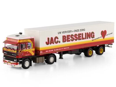 WSI WSI DAF 3300 Space Cab 4x2 met classic 2-as box trailer DRIEBAN