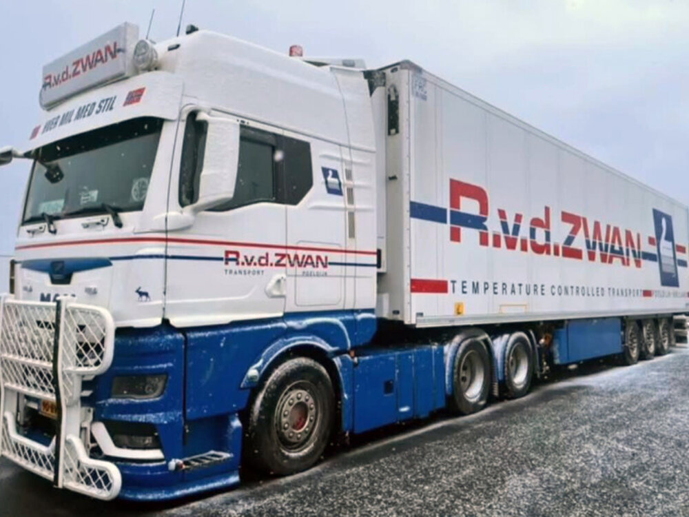 WSI WSI MAN TGX GX 6x2 met 3-assige koeloplegger R. V.D. ZWAN