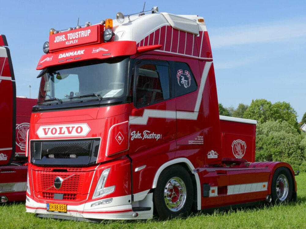 WSI WSI Volvo FH aero Globetrotter XL 4x2 with 3-axle tipper volume trailer JOHS. TOUSTRUP
