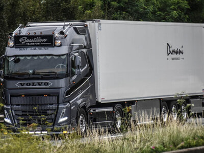 WSI WSI Volvo FH5 Globetrotter xl  4x2 with 3-axle reefer trailer  BOUILLON