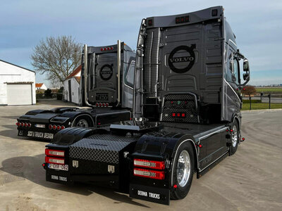 WSI WSI Volvo FH5 Globetrotter xl  4x2 with 3-axle reefer trailer  BOUILLON