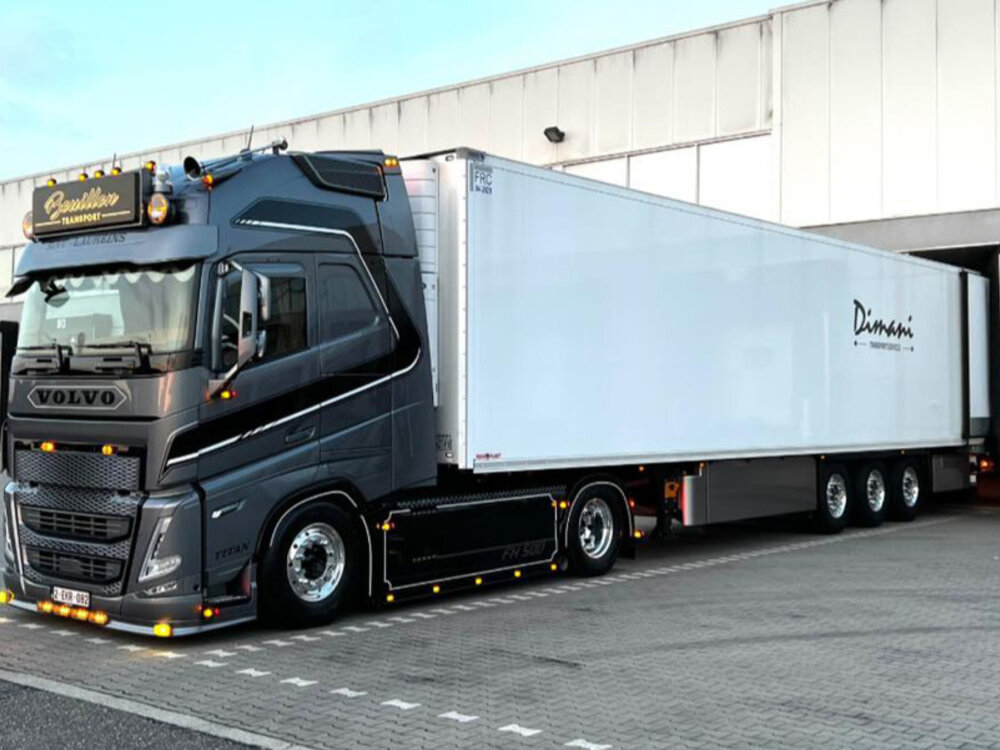 WSI WSI Volvo FH5 Globetrotter XL 4x2 met 3-assige koeloplegger BOUILLON