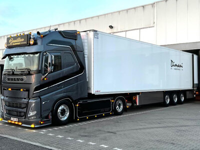 WSI WSI Volvo FH5 Globetrotter XL 4x2 met 3-assige koeloplegger BOUILLON