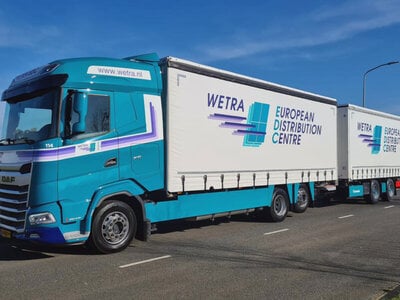 WSI WSI DAF XG motorwagen 6x2 met 2-assige schuifzeilen trailer WETRA EDC