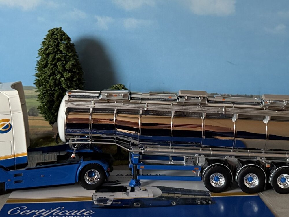 Tekno Tekno DAF XG+ met 3-assige verchroomde tankoplegger SCHAFFELAARBOS