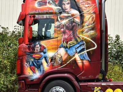 Tekno Tekno Scania Next Gen S-serie Highline BEAU D.C. COMICS