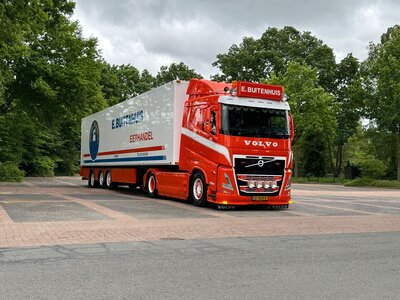 Tekno Tekno Volvo FH05 4x2 low roof with 3-axle closed trailer E. BUITENHUIS