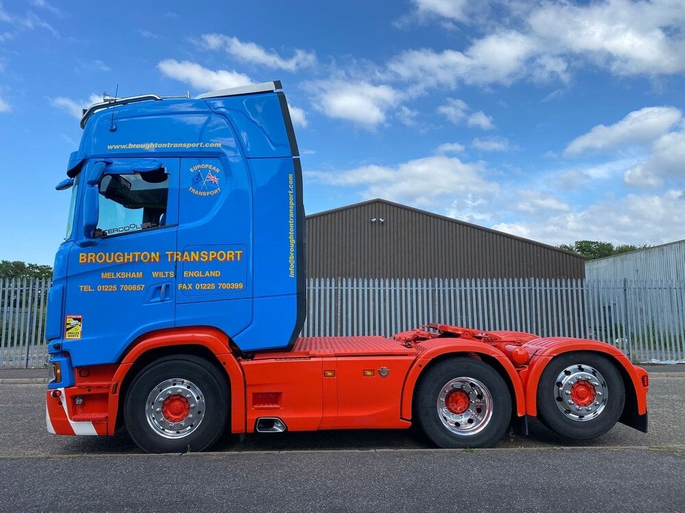 WSI WSI Scania S770 6x2 met 3-as koeloplegger BROUGHTON TRANSPORT ENGLAND
