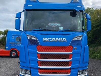 WSI WSI Scania S770 6x2 met 3-as koeloplegger BROUGHTON TRANSPORT ENGLAND