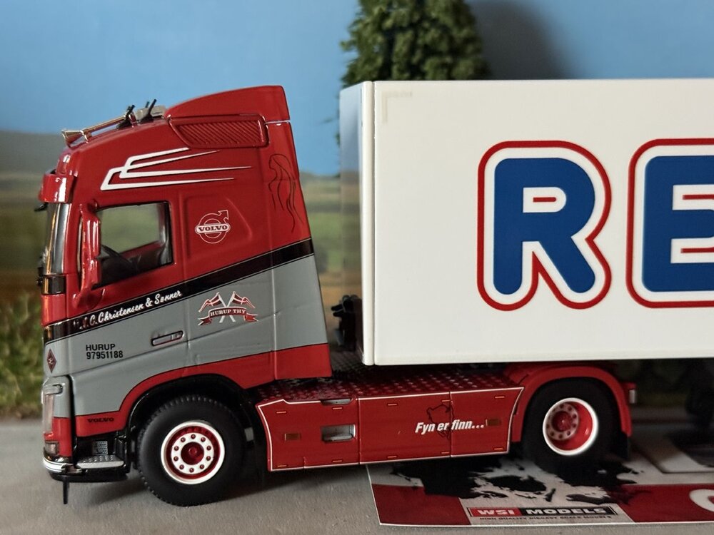 WSI WSI Volvo FH4 Globetrotter 4x2 met 3-assige box trailer N.C. CHRISTENSEN & SONNER