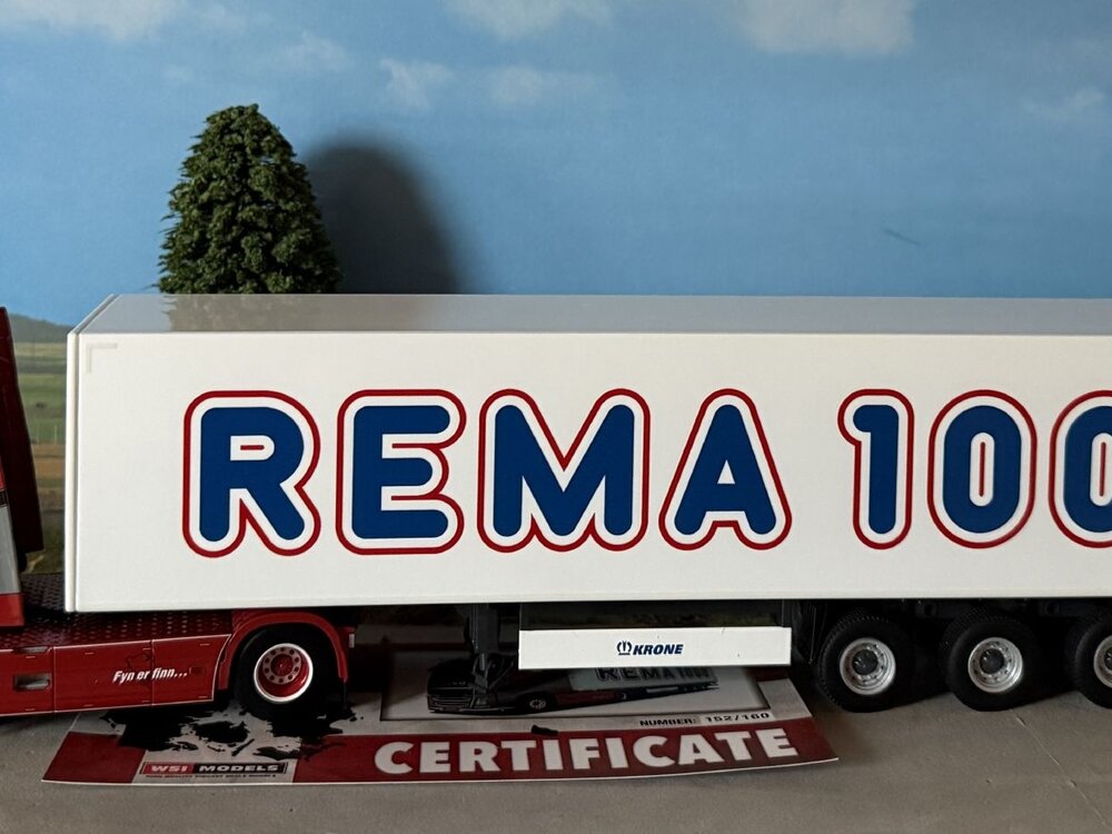 WSI WSI Volvo FH4 Globetrotter 4x2 met 3-assige box trailer N.C. CHRISTENSEN & SONNER