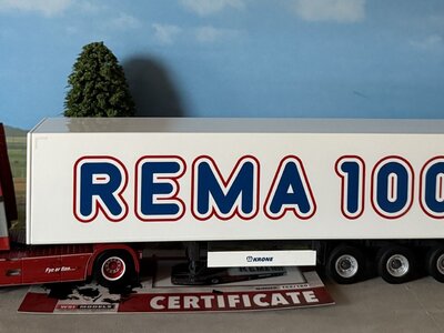 WSI WSI Volvo FH4 Globetrotter 4x2 met 3-assige box trailer N.C. CHRISTENSEN & SONNER