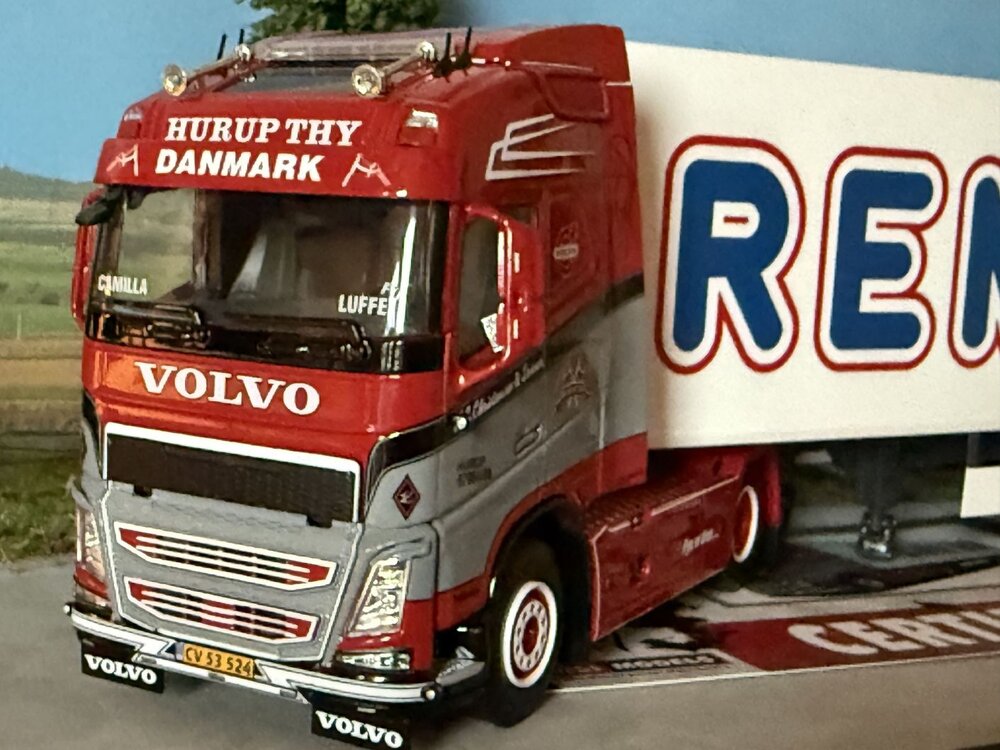 WSI WSI Volvo FH4 Globetrotter 4x2 met 3-assige box trailer N.C. CHRISTENSEN & SONNER