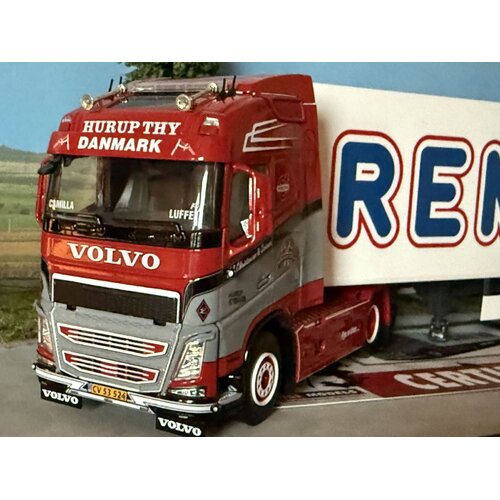 WSI WSI Volvo FH4 Globetrotter 4x2 met 3-assige box trailer N.C. CHRISTENSEN & SONNER