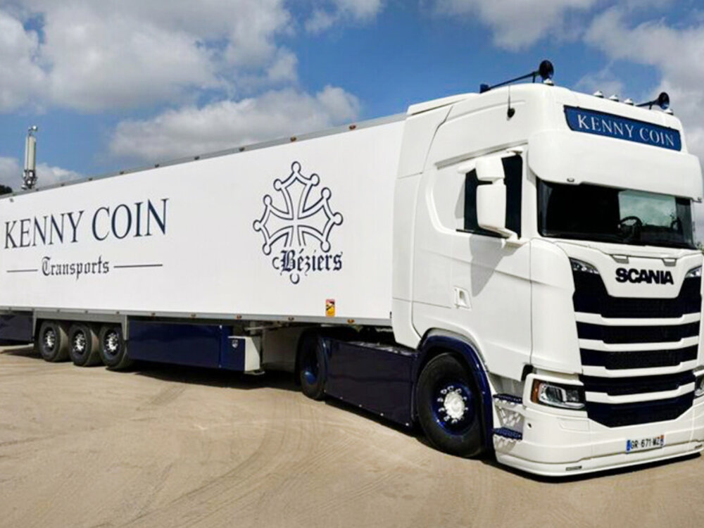 WSI WSI Scania S Highline met 3-as koeloplegger KENNY COIN