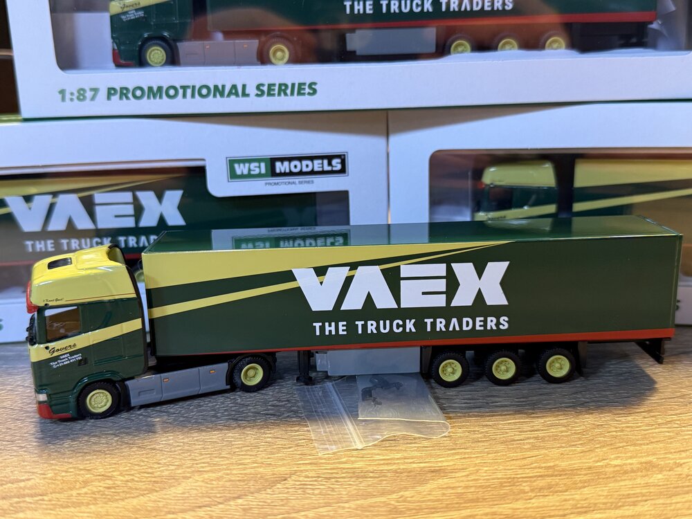 WSI WSI Schaal 1:87 Scania S Highline 4x2 + 3-axle box trailer VAEX