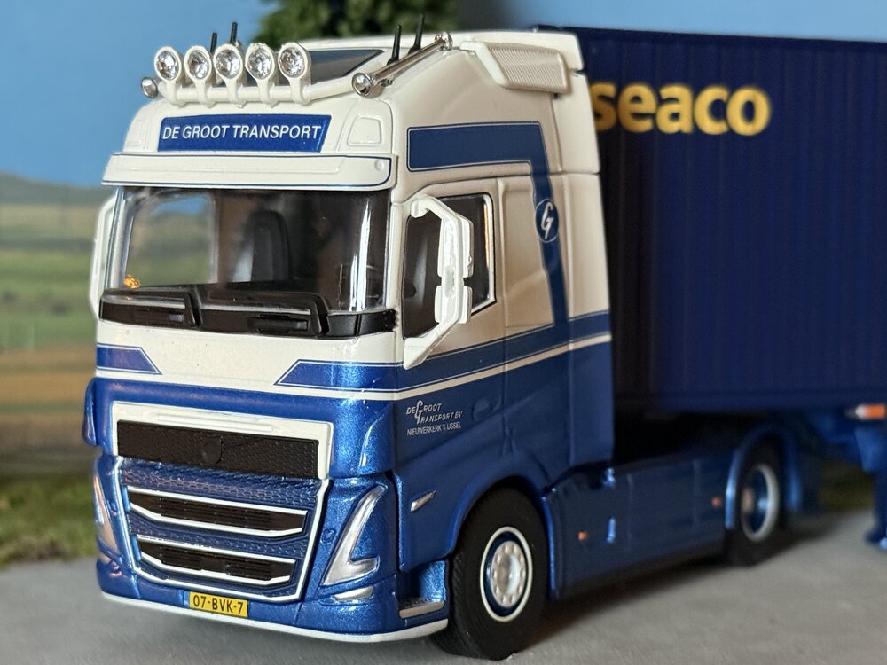 Cavallino Cavallino Volvo FH5 Glob. XL met 3-as container oplegger +40ft. SAECO container M.J. DE GROOT