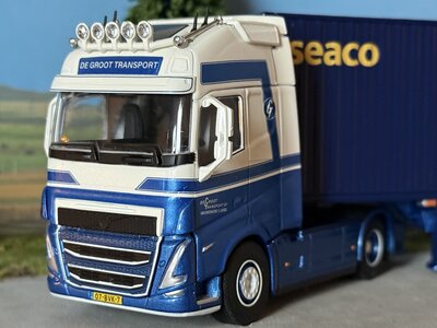 Cavallino Cavallino Volvo FH5 Glob. XL met 3-as container oplegger +40ft. SAECO container M.J. DE GROOT