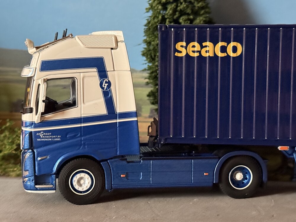 Cavallino Cavallino Volvo FH5 Glob. XL with 3-axle container trailer +40ft. SAECO container M.J. DE GROOT