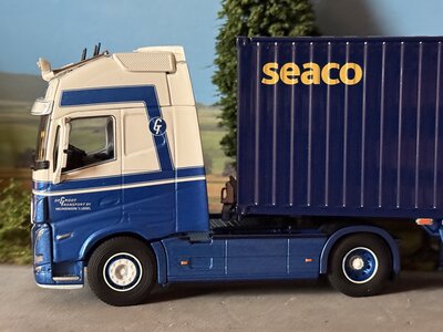 Cavallino Cavallino Volvo FH5 Glob. XL met 3-as container oplegger +40ft. SAECO container M.J. DE GROOT