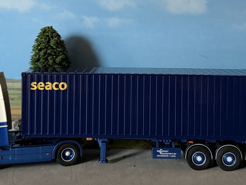 Cavallino Cavallino Volvo FH5 Glob. XL met 3-as container oplegger +40ft. SAECO container M.J. DE GROOT
