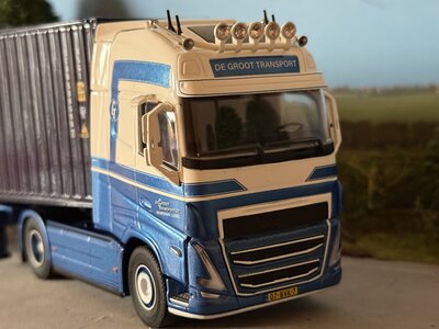 Cavallino Cavallino Volvo FH5 Glob. XL met 3-as container oplegger +40ft. SAECO container M.J. DE GROOT