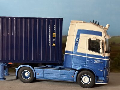 Cavallino Cavallino Volvo FH5 Glob. XL met 3-as container oplegger +40ft. SAECO container M.J. DE GROOT