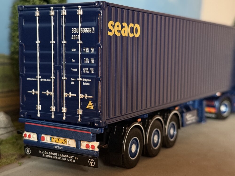 Cavallino Cavallino Volvo FH5 Glob. XL met 3-as container oplegger +40ft. SAECO container M.J. DE GROOT