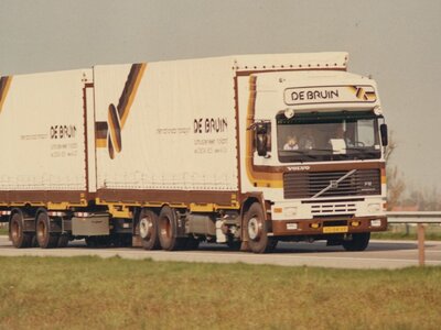 Tekno Tekno Volvo F12 Eurotrotter volume combination DE BRUIN