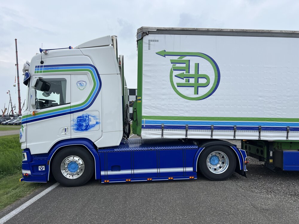 Tekno Tekno Scania NGR Highline 4x2 met 3-assige tautliner HP TRANSPED
